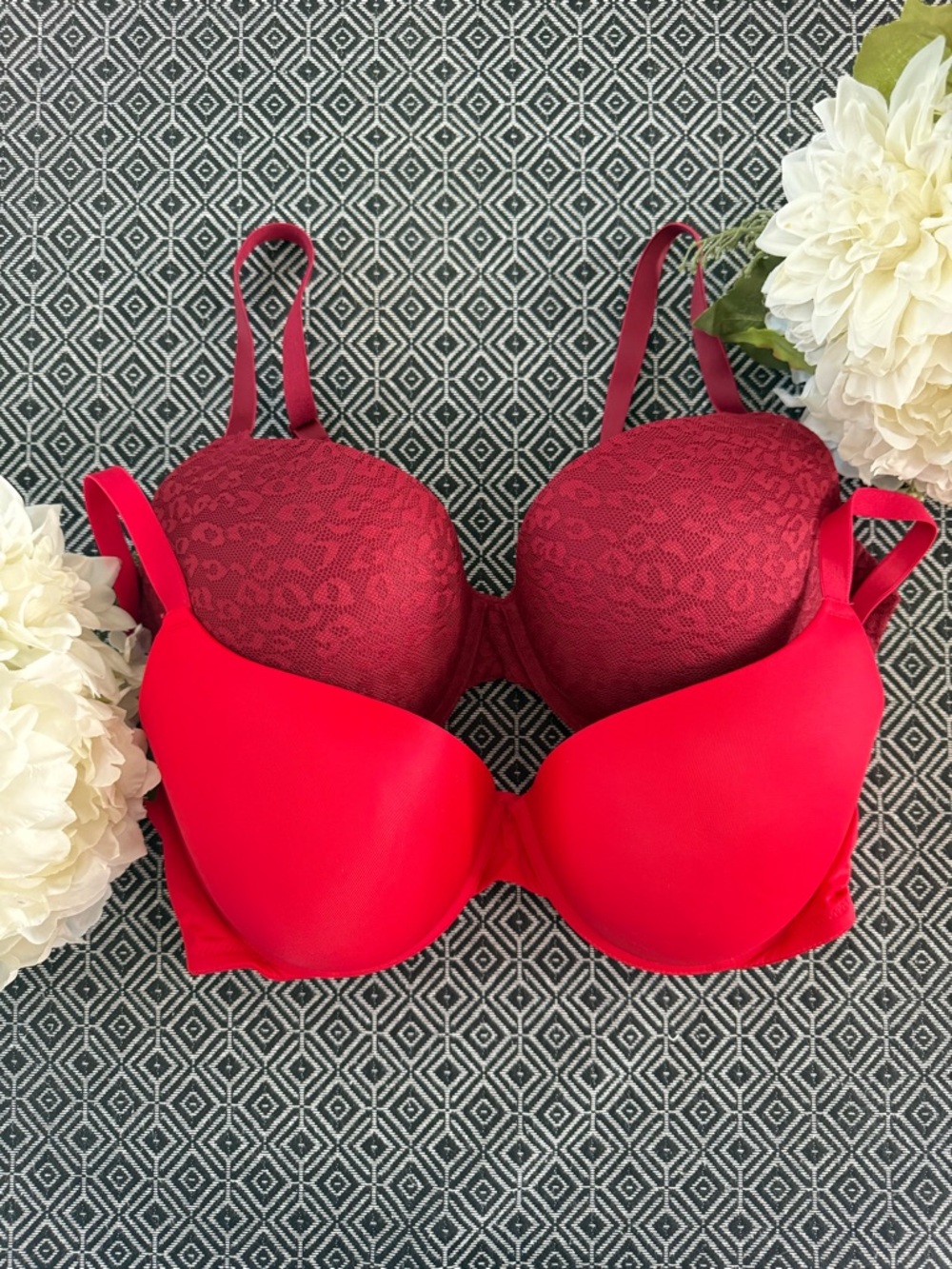 PINK Victoria's Secret Two-Pack Bras - Burgundy & Bright Red Size 38D